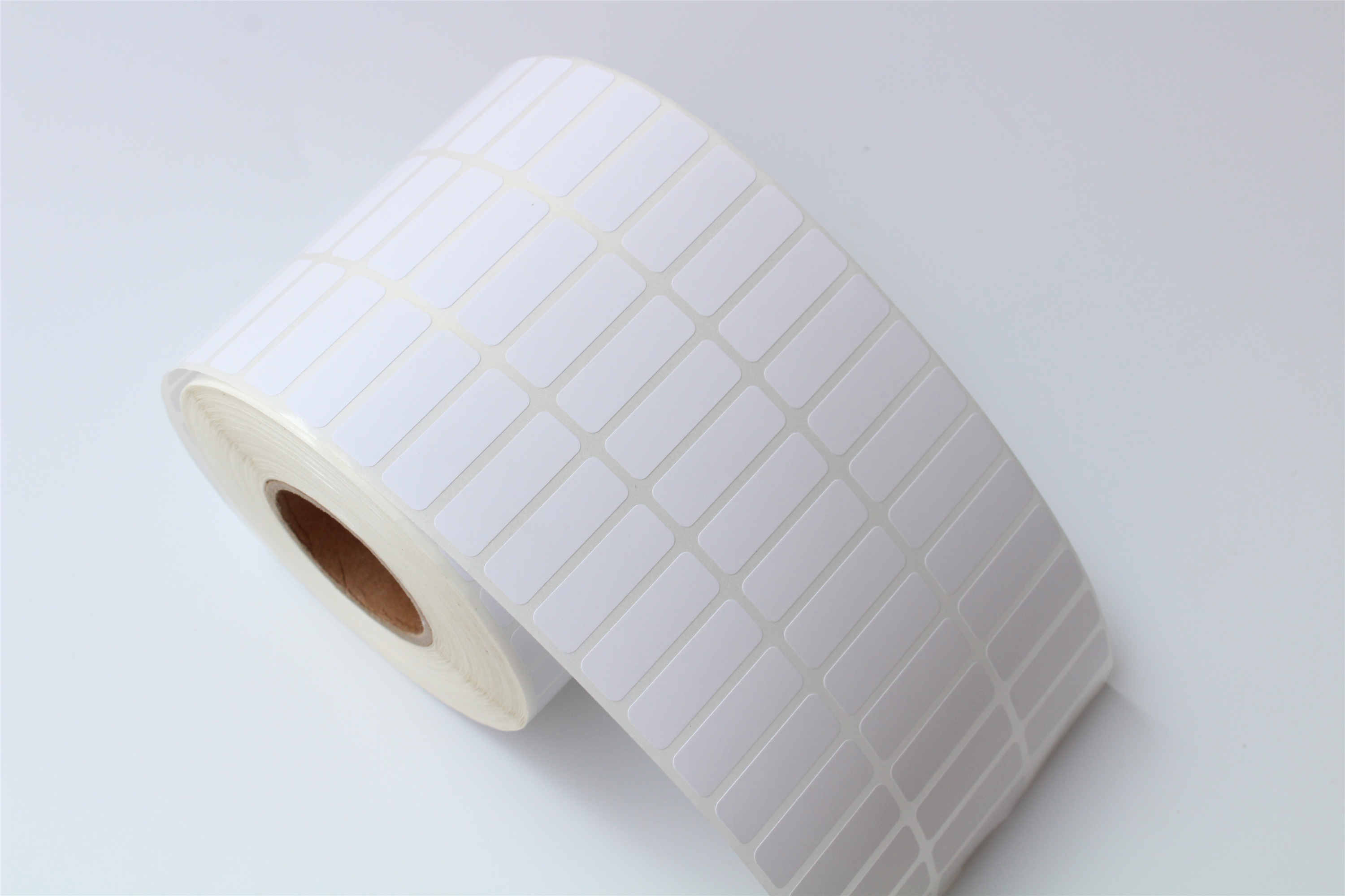 為什么電子塑料元件要進(jìn)行高低溫試驗(yàn)的測(cè)試